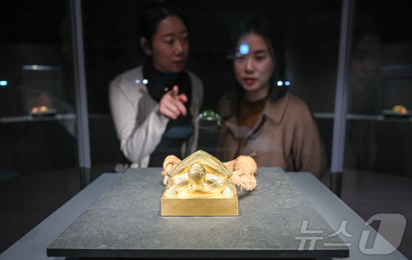 본문 이미지 - 19일 서울 종로구 국립고궁박물관 열린 '조선국왕·왕실생활' 상설전시실 전면 재개관 언론공개회에서 관계자들이 전시를 살펴보고 있다.  2024.11.19/뉴스1 ⓒ News1 김도우 기자