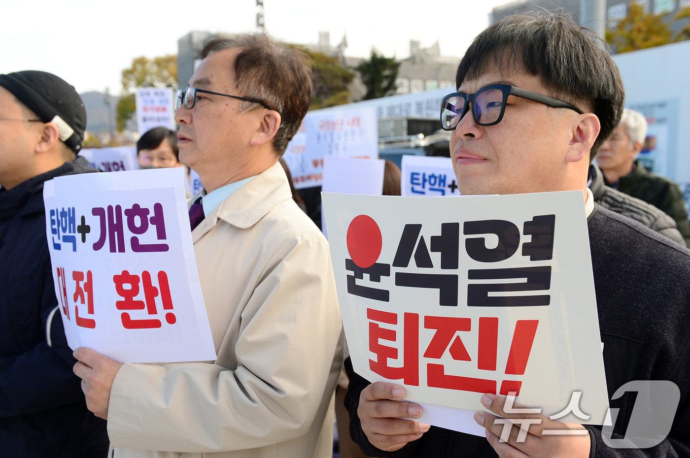 (광주=뉴스1) 이승현 기자 = 광주 9개 시민단체로 이뤄진 '윤석열퇴진 시국대성회 추진위원회'가 19일 광주 동구 5·18민주광장에서 기자회견을 열고 윤 정부 퇴진 운동 동참을 …