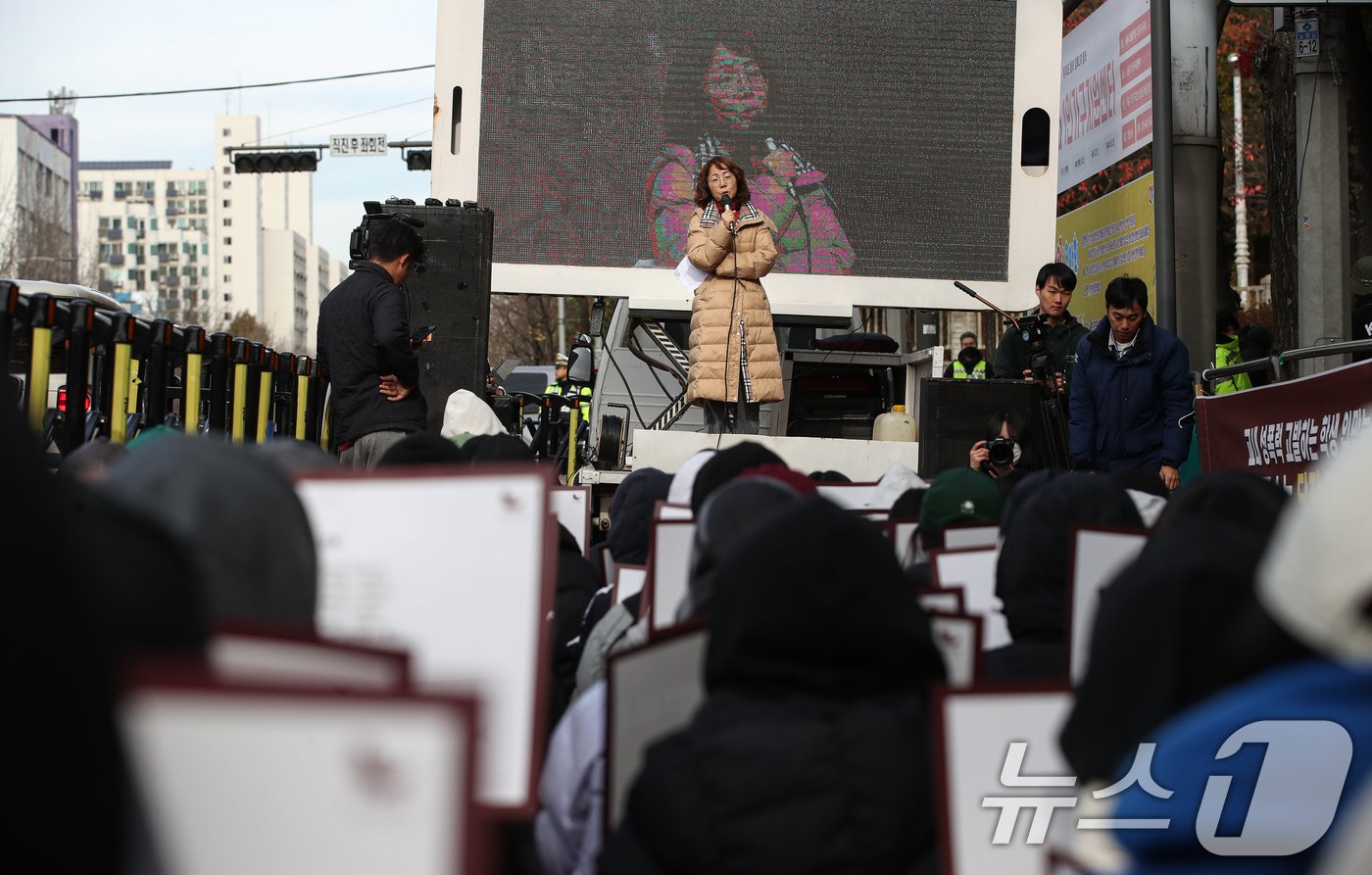 19일 오전 서울 노원구 노원경찰서 앞에서 서울여자대학교 학생들이 성범죄 의혹을 받는 A교수가 이를 알리는 대자보를 붙인 학생들을 명예훼손으로 고소한 것과 관련해 규탄하는 집회를 하는 가운데 신현숙 교수가 연대발언을 하고 있다. 2024.11.19/뉴스1 ⓒ News1 이승배 기자