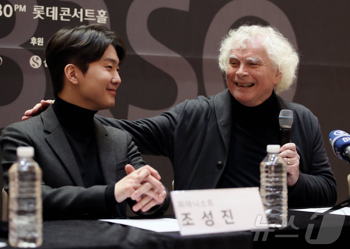 본문 이미지 - 피아니스트 조성진과 ‘전설의 마에스트로’ 사이먼 래틀 경이 19일 서울 송파구 롯데콘서트홀 리허설룸에서 열린 '사이먼 래틀 경 & 바이에른 방송교향악단 피아니스트 조성진 협연 기자간담회'에서 환한 얼굴로 대화하고 있다.  2024.11.19/뉴스1 ⓒ News1 오대일 기자