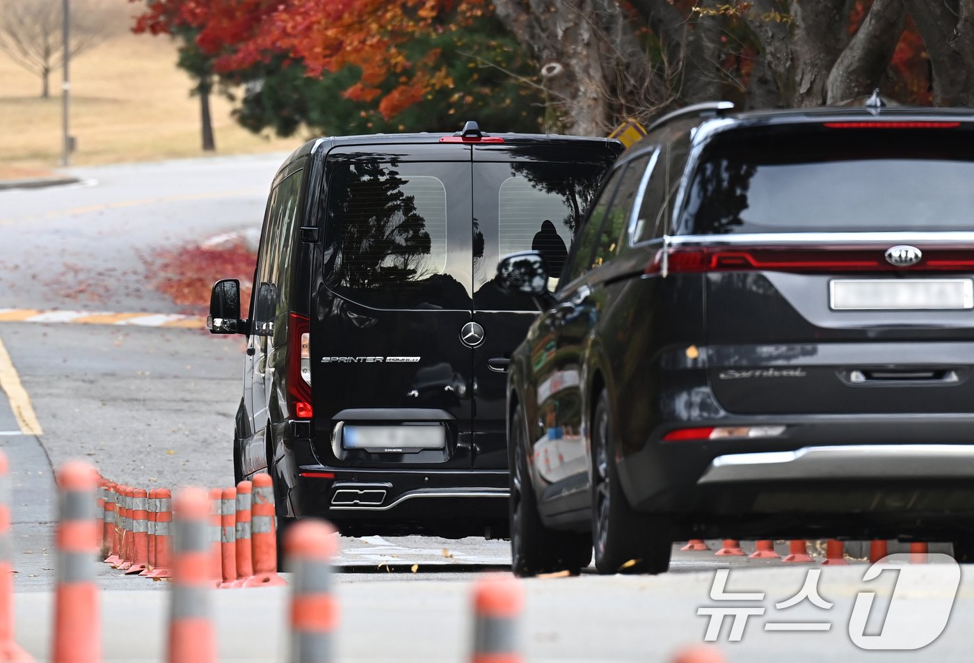 본문 이미지 - 삼성그룹 창업주 호암 이병철 선대 회장의 37주기 추도식이 열린 19일 오전 경기 용인시 처인구 호암미술관 인근 선영으로 차량들이 들어가고 있다. (공동취재) 2024.11.19/뉴스1 ⓒ News1 김영운 기자