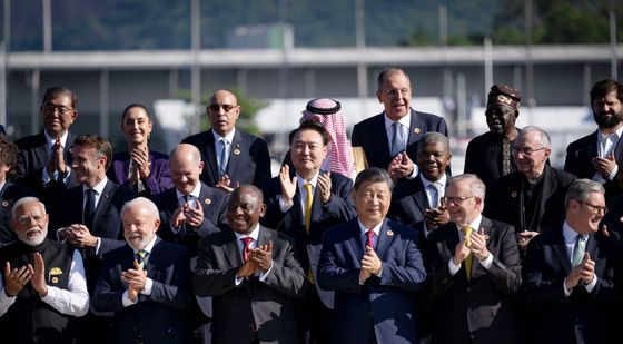 G20 정상들과 함께 박수치는 윤석열 대통령