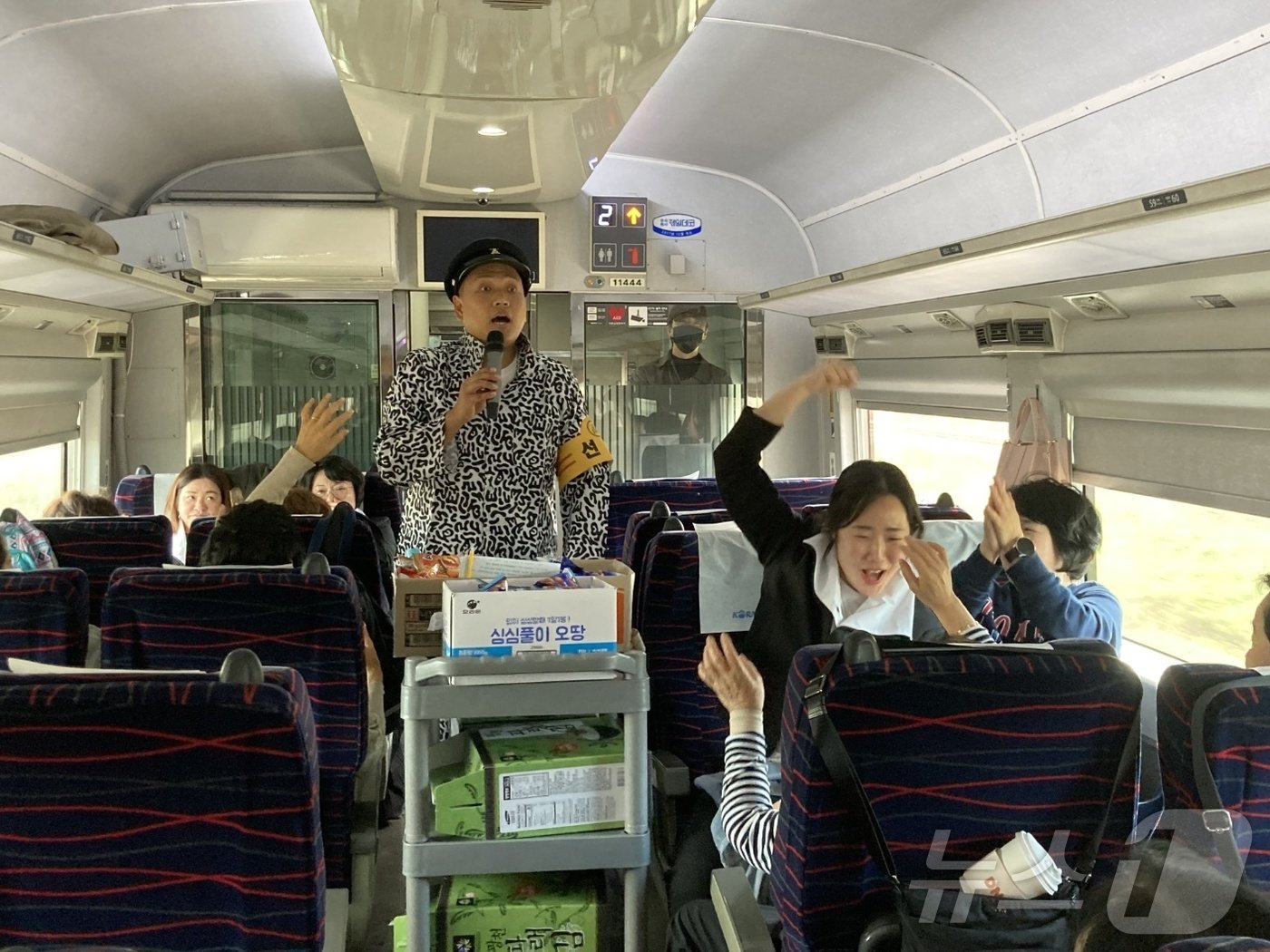 본문 이미지 - 삶은 달걀과 사이다를 파는 추억의 홍익회 카트.