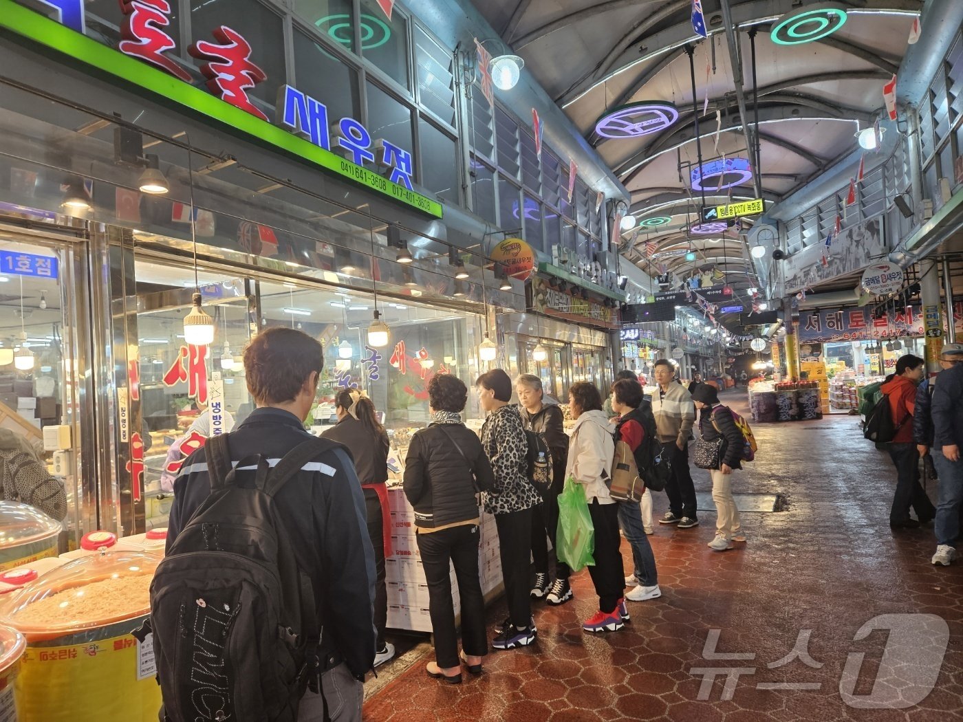 본문 이미지 - 열차 탑승객들이 홍성 광천 전통시장에서 장을 보고 있다. /뉴스1