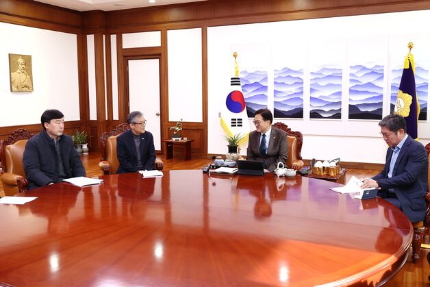 "5·18재단 전·현직 임원 대선 선거운동…정치적 중립 의무 위반"