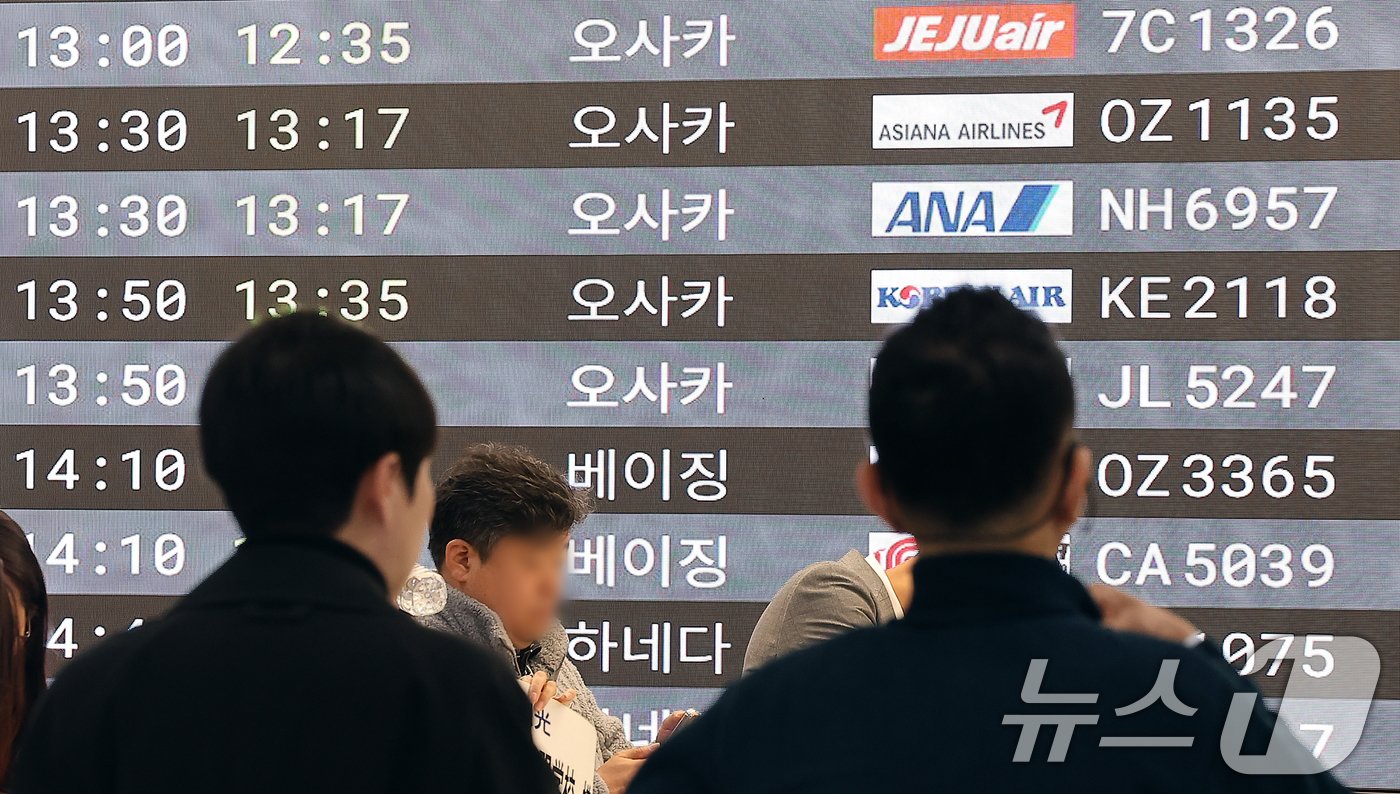 본문 이미지 - 올해 10월까지 한국과 일본을 오간 항공 여객 수가 2000만 명을 돌파하며 역대 최다를 눈앞에 두고 있다. 19일 항공정보포털시스템에 따르면 올해 1~10월 누적 일본 노선 여객 수는 2056만 6186명으로 연간 기준 최다인 지난 2018년 2135만 896명을 이번달 내로 경신할 가능성이 높다. 일본 노선은 엔저 현상의 영향으로 저렴한 여행과 쇼핑을 노리는 수요가 계속되고 있으며, 항공사들은 수요에 맞춰 도쿄·오사카·후쿠오카뿐만 아니라 소도시 노선을 공격적으로 확대하고 있다. 사진은 이날 서울 강서구 김포공항 국제선 탑승수속 안내 게시판. 2024.11.19/뉴스1 ⓒ News1 김진환 기자