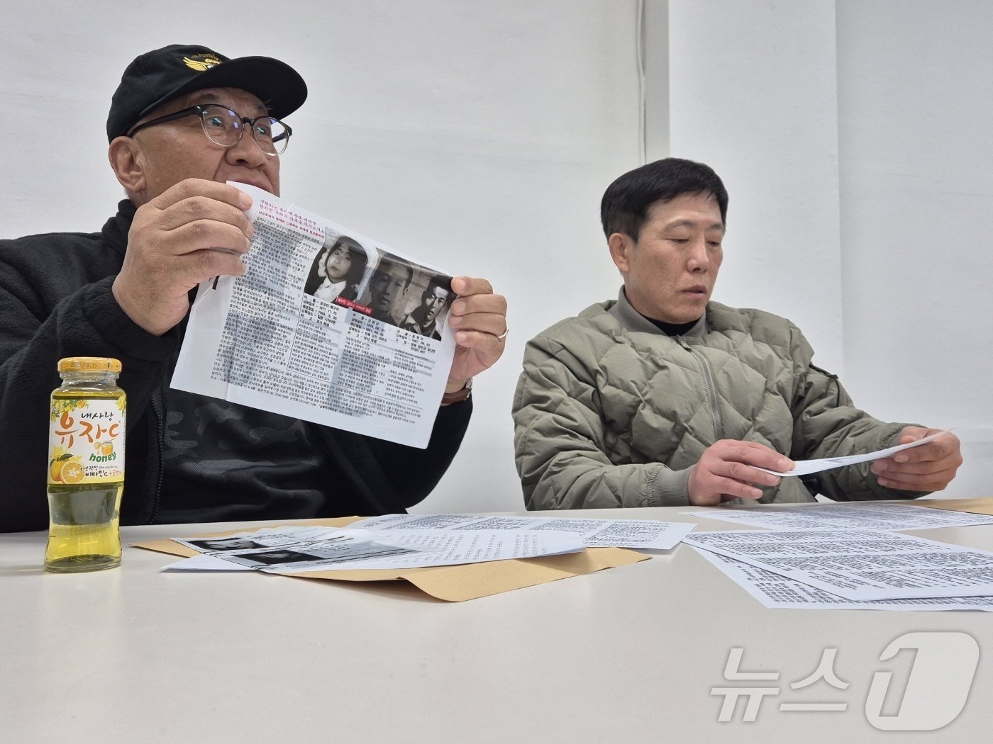 이달 중 강원 고성 거진항 인근 해상에서 대북전단 살포를 예고한 최성룡 납북자가족모임 대표&#40;왼쪽&#41;와 박상학 자유북한연합 대표가 19일 관련 일정 조율 차 속초해양경찰서를 방문해 취재진에게 대북전단을 들어보이고 있다. 2024.11.19/뉴스1 ⓒ News1 윤왕근 기자