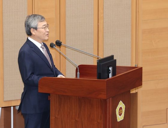 정근식 "소설 '채식주의자' 학교 비치, 교육감 판단할 일 아냐"