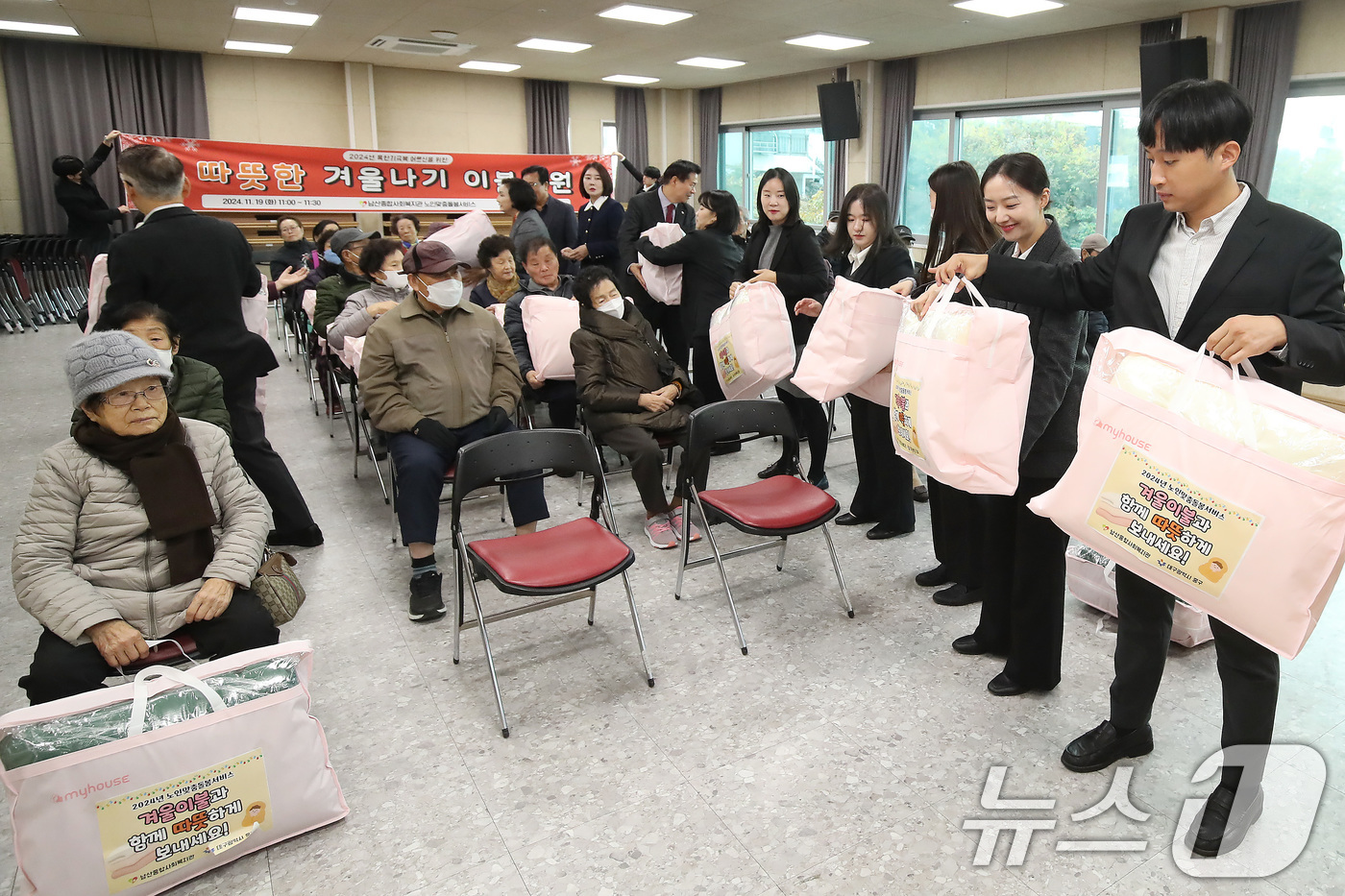 (대구=뉴스1) 공정식 기자 = 19일 대구 중구 남산종합사회복지관에서 열린 '2024년 혹한기 극복 겨울이불 전달식'에서 중구청, 중구의회, 남산종합사회복지관 관계자들이 65세 …