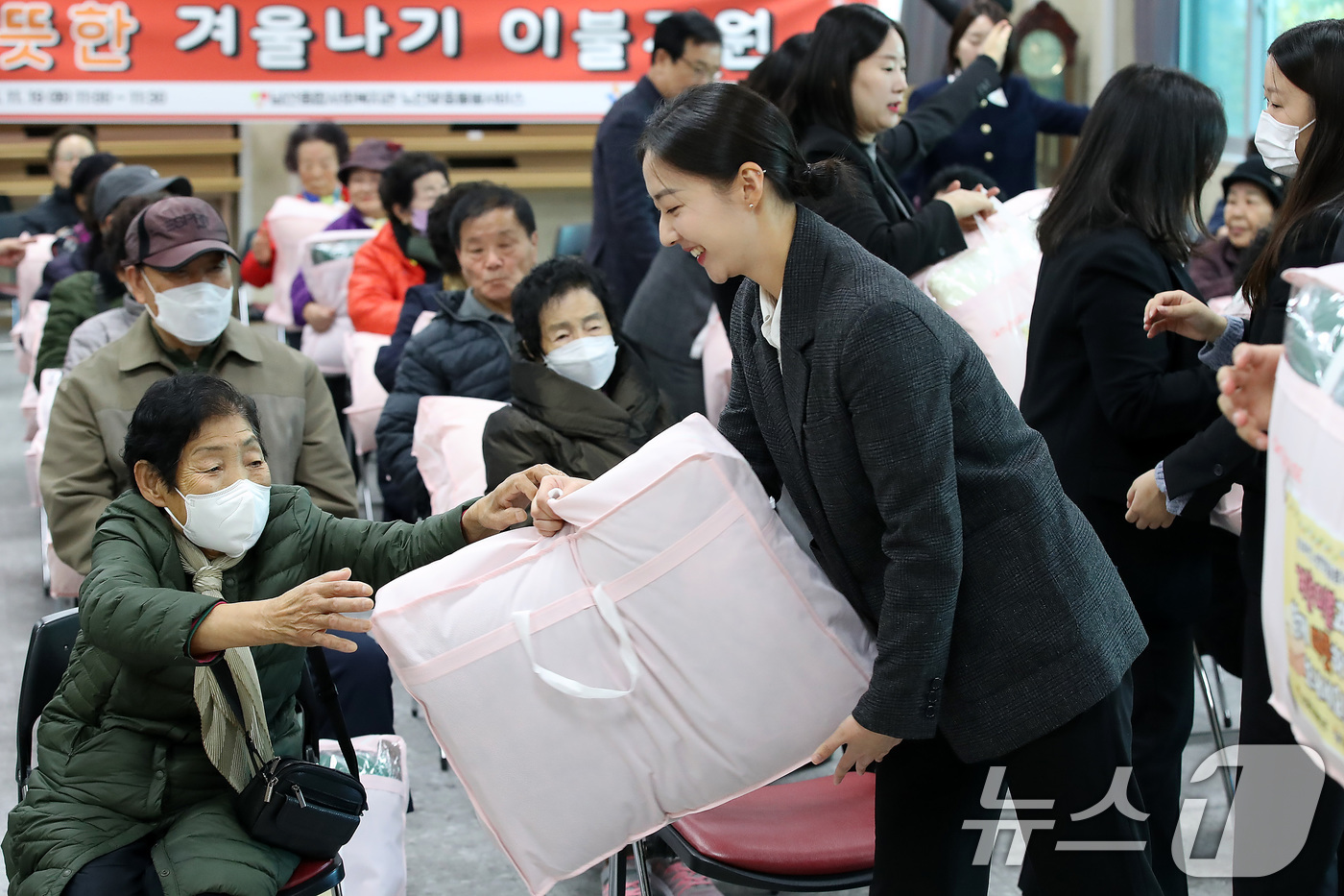 (대구=뉴스1) 공정식 기자 = 19일 대구 중구 남산종합사회복지관에서 열린 '2024년 혹한기 극복 겨울이불 전달식'에서 중구청, 중구의회, 남산종합사회복지관 관계자들이 65세 …