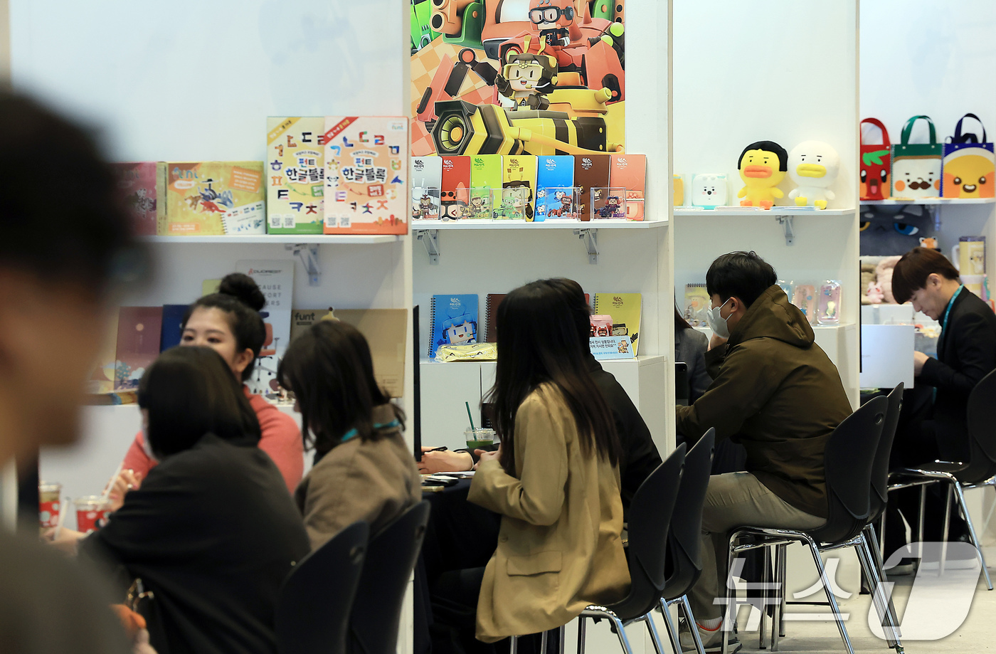 (서울=뉴스1) 박정호 기자 = 19일 오후 서울 강남구 삼성동 코엑스 그랜드볼룸에서 열린 콘텐츠 IP 마켓 2024를 찾은 바이어 등이 각 부스에서 상담을 받고 있다.올해 행사에 …
