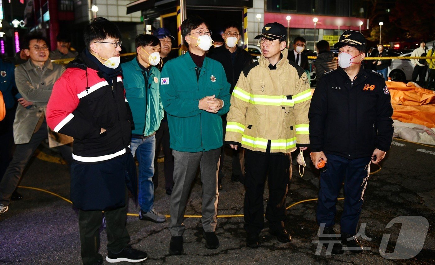 본문 이미지 - 이민근(앞 우측에서 세 번째) 안산시장이 화재가 난 고잔동 상가건물을 중심으로 점검 중이다.(안산시 제공)