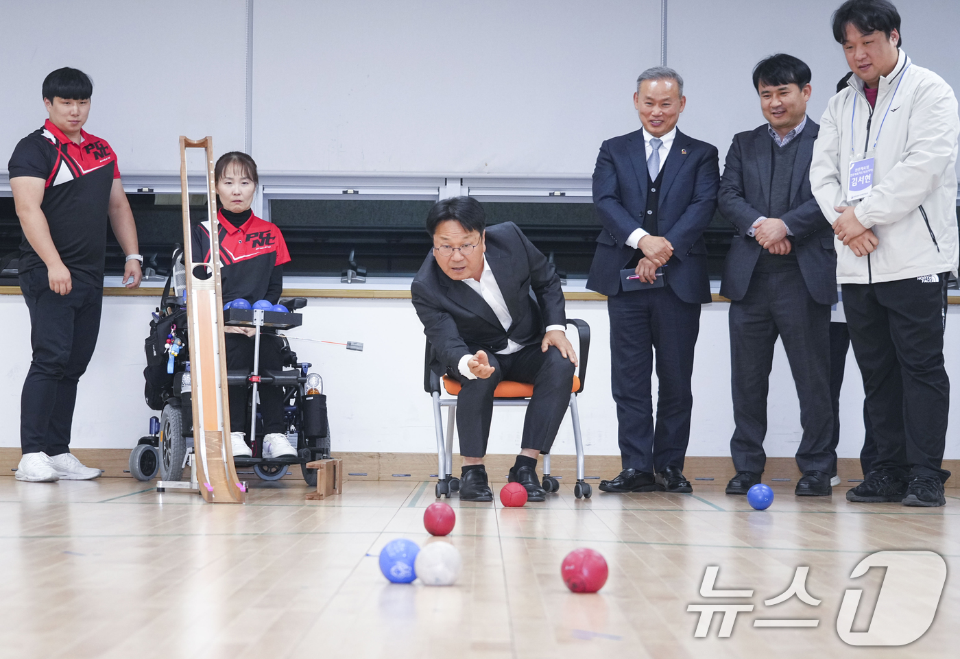 (광주=뉴스1) 박준배 기자 = 강기정 광주시장이 18일 오후 서구 광주장애인국민체육센터를 방문해 보치아 경기를 체험하고 있다.(광주시 제공)2024.11.19/뉴스1