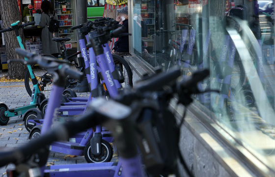 밀양시, 카톡으로 공유 킥보드·자전거 무단 방치 신고 받는다