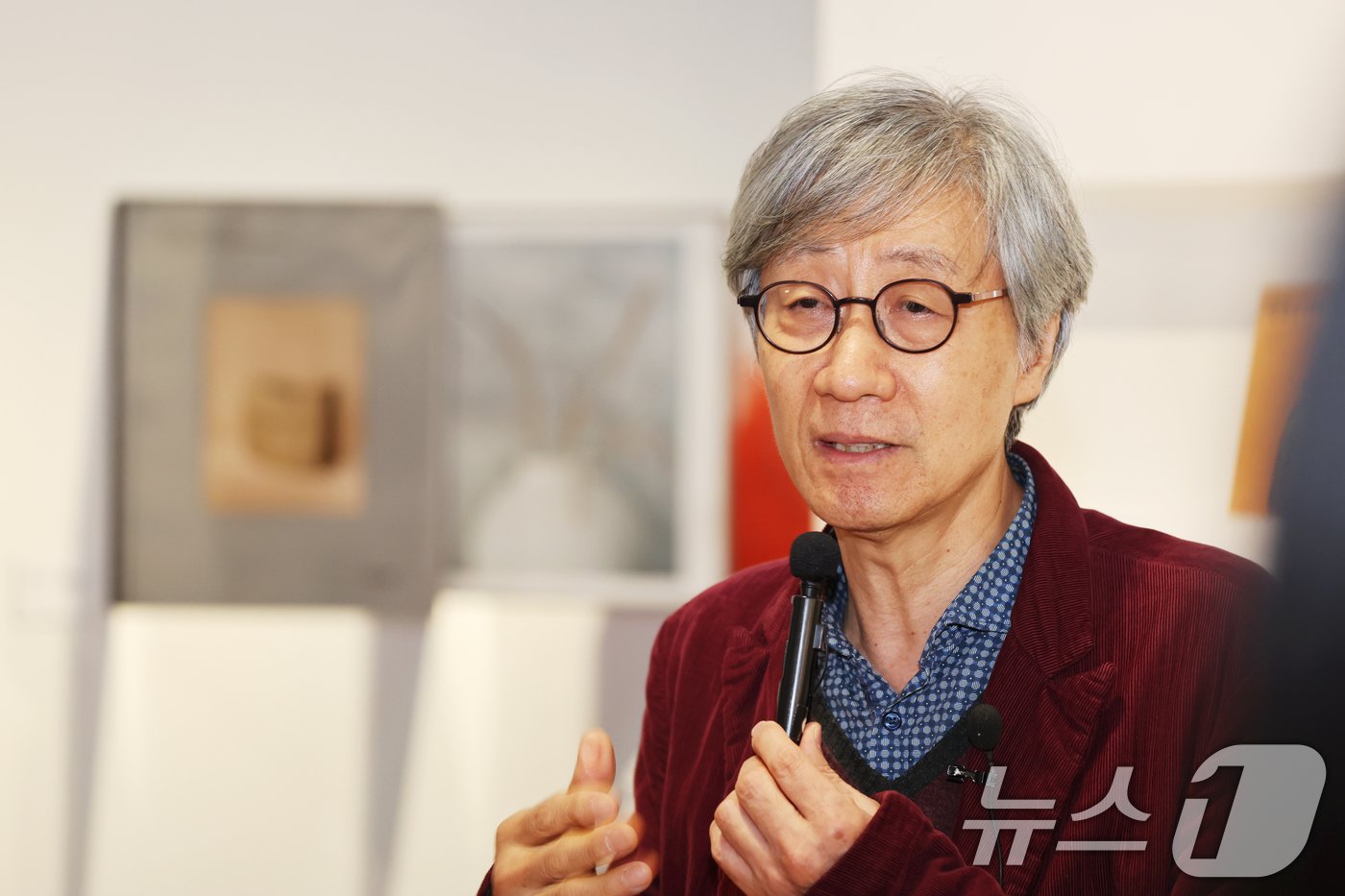 본문 이미지 - 구본창 사진작가가 19일 국립아시아문화전당에서 열리는 2024 ACC 포커스 ‘구본창: 사물의 초상’개인 사진전에 앞서 공개한 자리에서 전시소감을 발표하고 있다. 전시는 22일부터 내년 3월 30일까지 열린다. 2024.11.19/뉴스1 ⓒ News1 김태성 기자