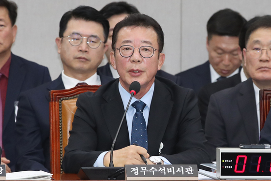 "언론서 만날 떠드는 얘기"…홍철호 前수석 "헌재 문건 지시 안 해" 일축