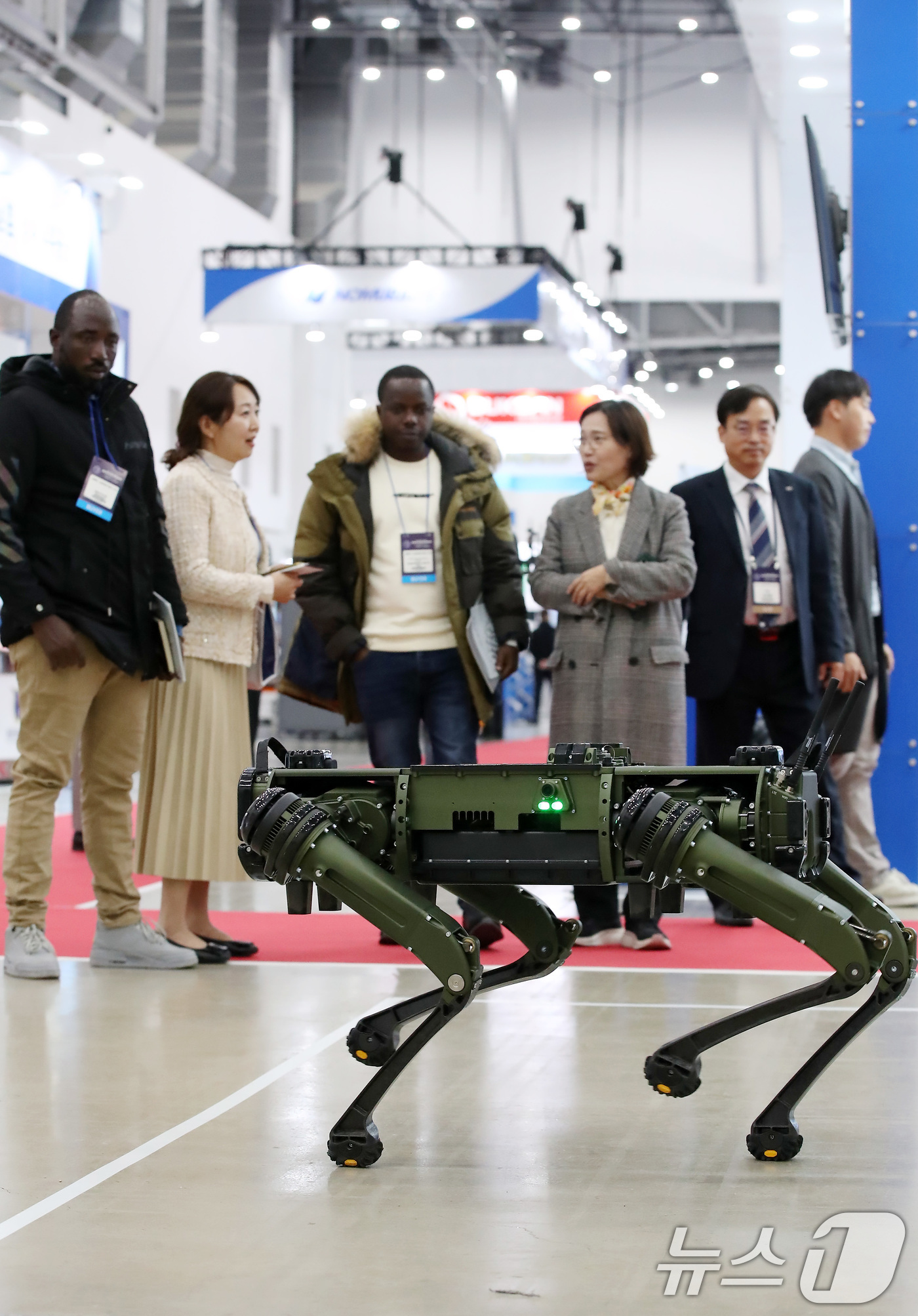(대구=뉴스1) 공정식 기자 = 19일 대구 엑스코에서 개막한 '2024 대구국제기계산업대전'을 찾은 관람객들이 국방기술진흥연구소 부스에서 지뢰탐지용 무인로봇 시연을 지켜보고 있다 …