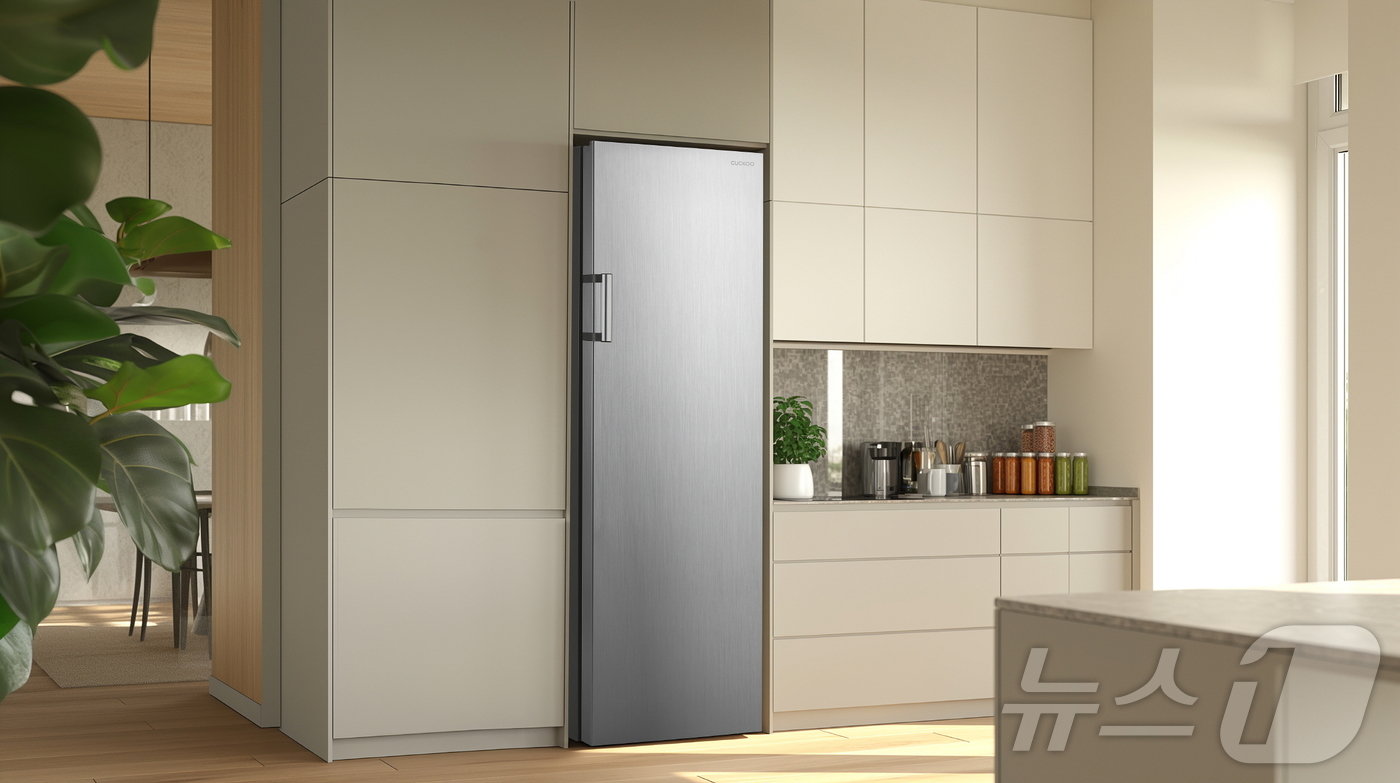 본문 이미지 - 쿠쿠가 출시한 첫 스탠드형 냉동고 이미지.(쿠쿠 제공)