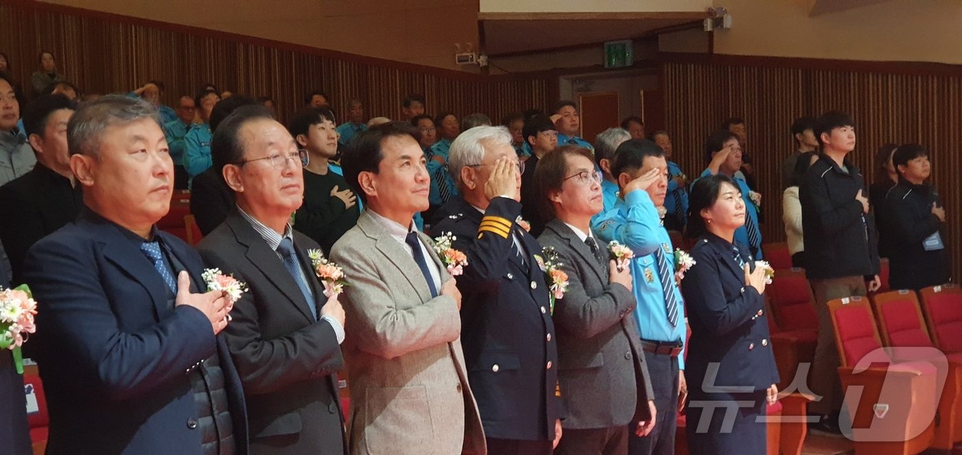 ‘교통사고 줄이기 한마음대회’가 19일 춘천인형극장에서 김진태 강원지사, 조명수 강원자치경찰위원장, 엄성규 강원경찰청장과 모범운전자회, 녹색어머니회, 무사고 운전자 등 200여명이 참석한 가운데 열렸다.&#40;한국도로교통공단 강원도지부 제공&#41;/뉴스1