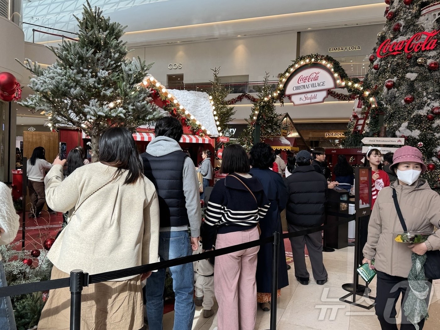 본문 이미지 - 스타필드 하남 코카-콜라 팝업스토어에서 방문객들이 줄을 선 모습 2024.11.19/뉴스1 ⓒ News1 이강 기자