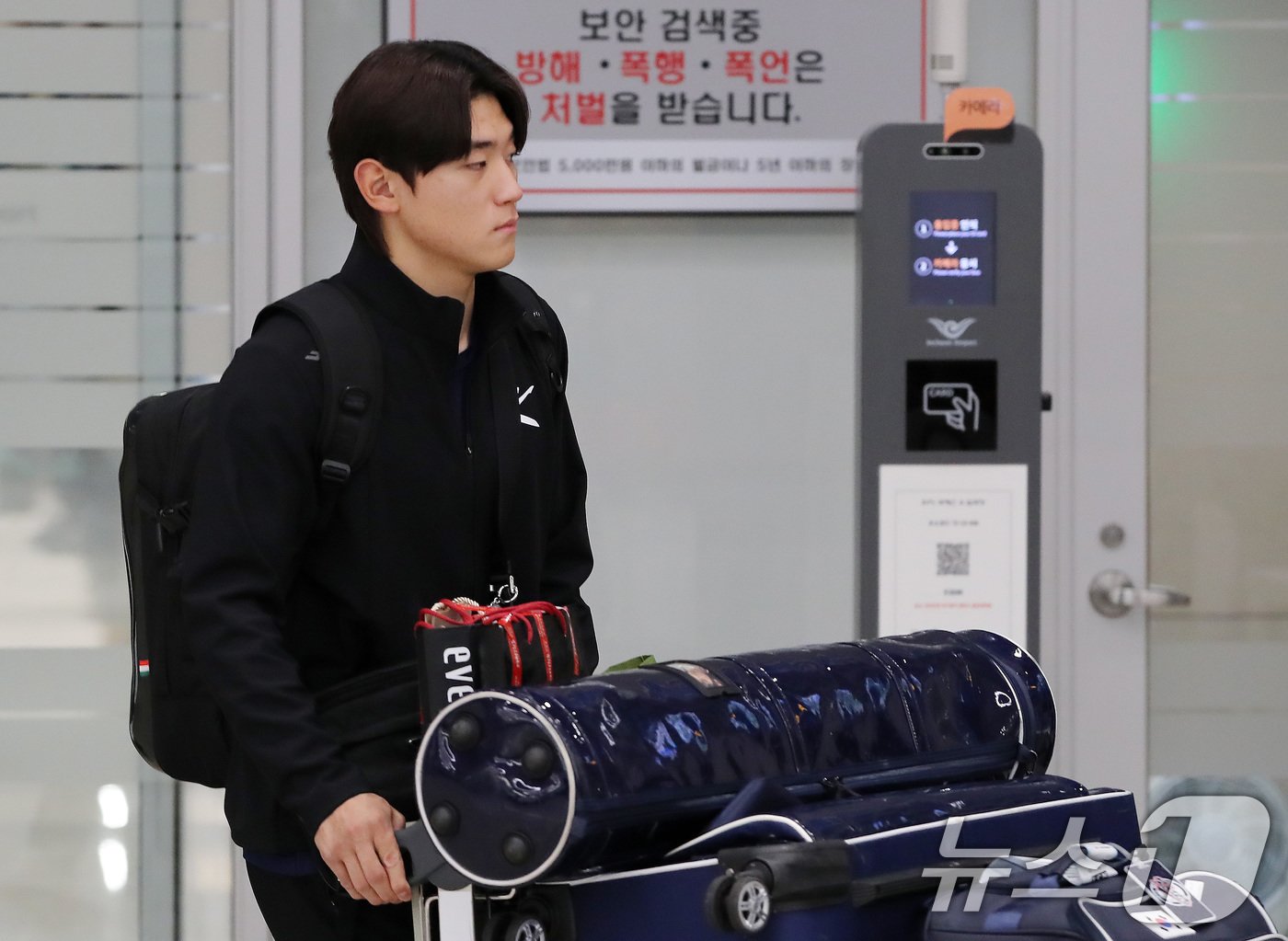 본문 이미지 - 대만에서 열린 2024 WBSC 프리미어12 출전을 마친 야구 한국대표팀 김도영을 선수가 19일 오후 인천국제공항을 통해 귀국하고 있다. 류중일 감독이 이끈 한국 야구대표팀은 18일 끝난 프리미어12에서 3승2패&#40;3위&#41;의 성적으로 슈퍼라운드&#40;4강&#41; 진출이 무산됐다. 2024.11.19/뉴스1 ⓒ News1 박세연 기자