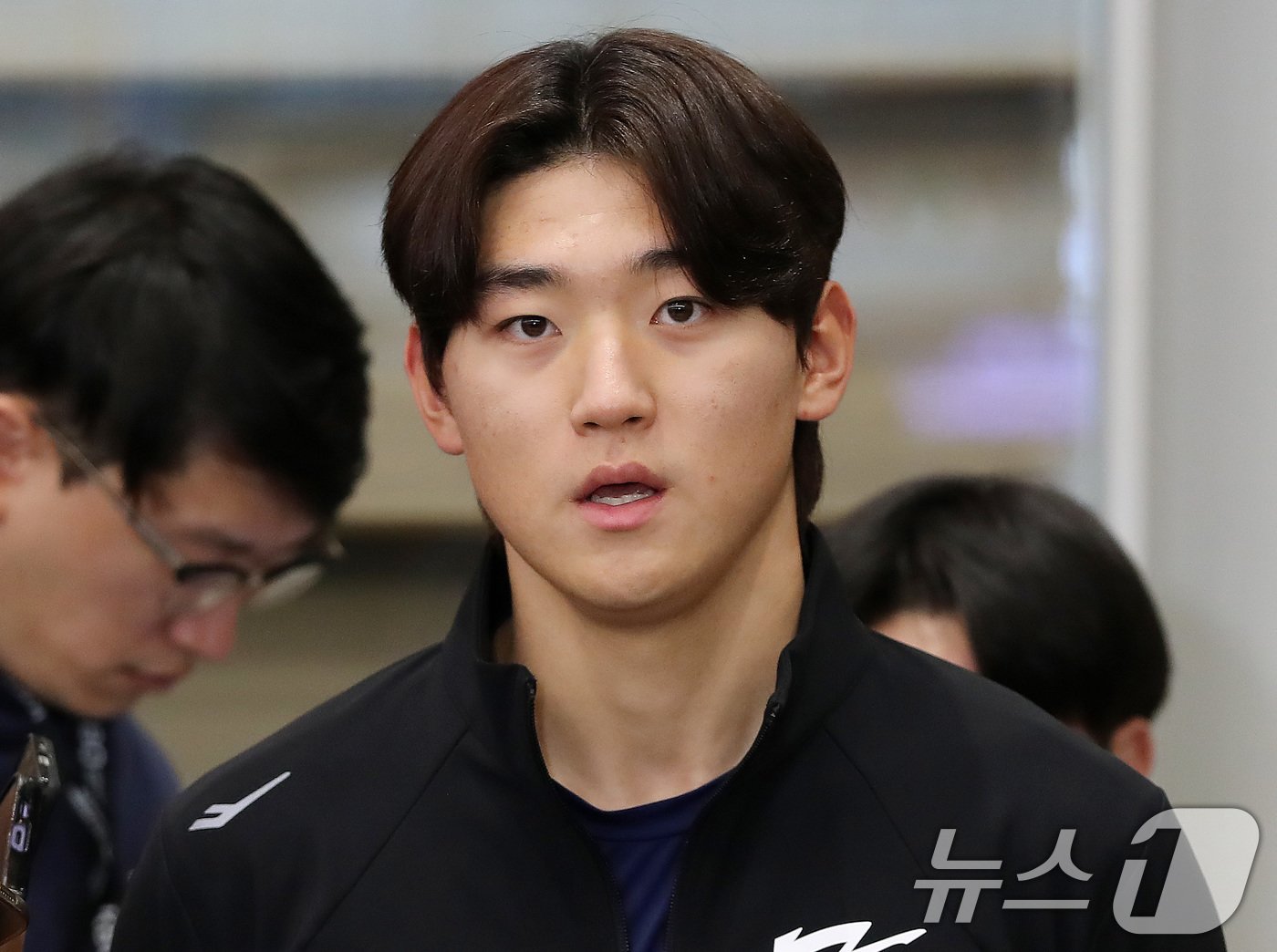 대만에서 열린 2024 WBSC 프리미어12 출전을 마친 야구 한국대표팀 김도영 선수가 19일 오후 인천국제공항을 통해 귀국해 인터뷰를 하고 있다. 류중일 감독이 이끈 한국 야구대표팀은 18일 끝난 프리미어12에서 3승2패&#40;3위&#41;의 성적으로 슈퍼라운드&#40;4강&#41; 진출이 무산됐다. 2024.11.19/뉴스1 ⓒ News1 박세연 기자