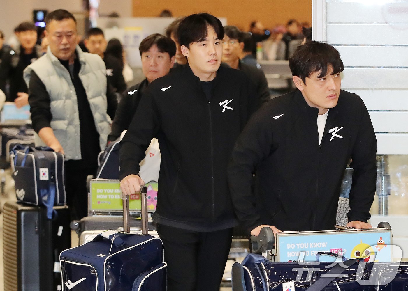 본문 이미지 - 대만에서 열린 2024 WBSC 프리미어12 출전을 마친 야구 한국대표팀 박동원을 비롯한 선수들이 19일 오후 인천국제공항을 통해 귀국하고 있다. 류중일 감독이 이끈 한국 야구대표팀은 18일 끝난 프리미어12에서 3승2패&#40;3위&#41;의 성적으로 슈퍼라운드&#40;4강&#41; 진출이 무산됐다. 2024.11.19/뉴스1 ⓒ News1 박세연 기자