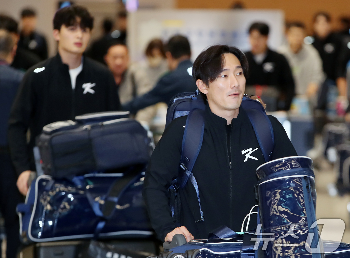 (인천공항=뉴스1) 박세연 기자 = 대만에서 열린 2024 WBSC 프리미어12 출전을 마친 야구 한국대표팀 신민재를 비롯한 선수들이 19일 오후 인천국제공항을 통해 귀국하고 있다 …