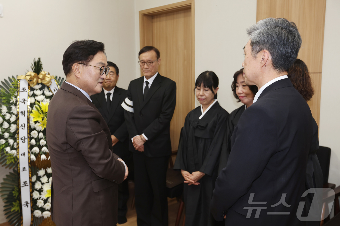 (서울=뉴스1) = 우원식 국회의장이 19일 오후 서울 강동구 서울중앙보훈병원 장례식장에 마련된 오희옥 애국지사 빈소를 찾아 조문한 뒤 유가족을 위로하고 있다. (국회의장실 제공) …