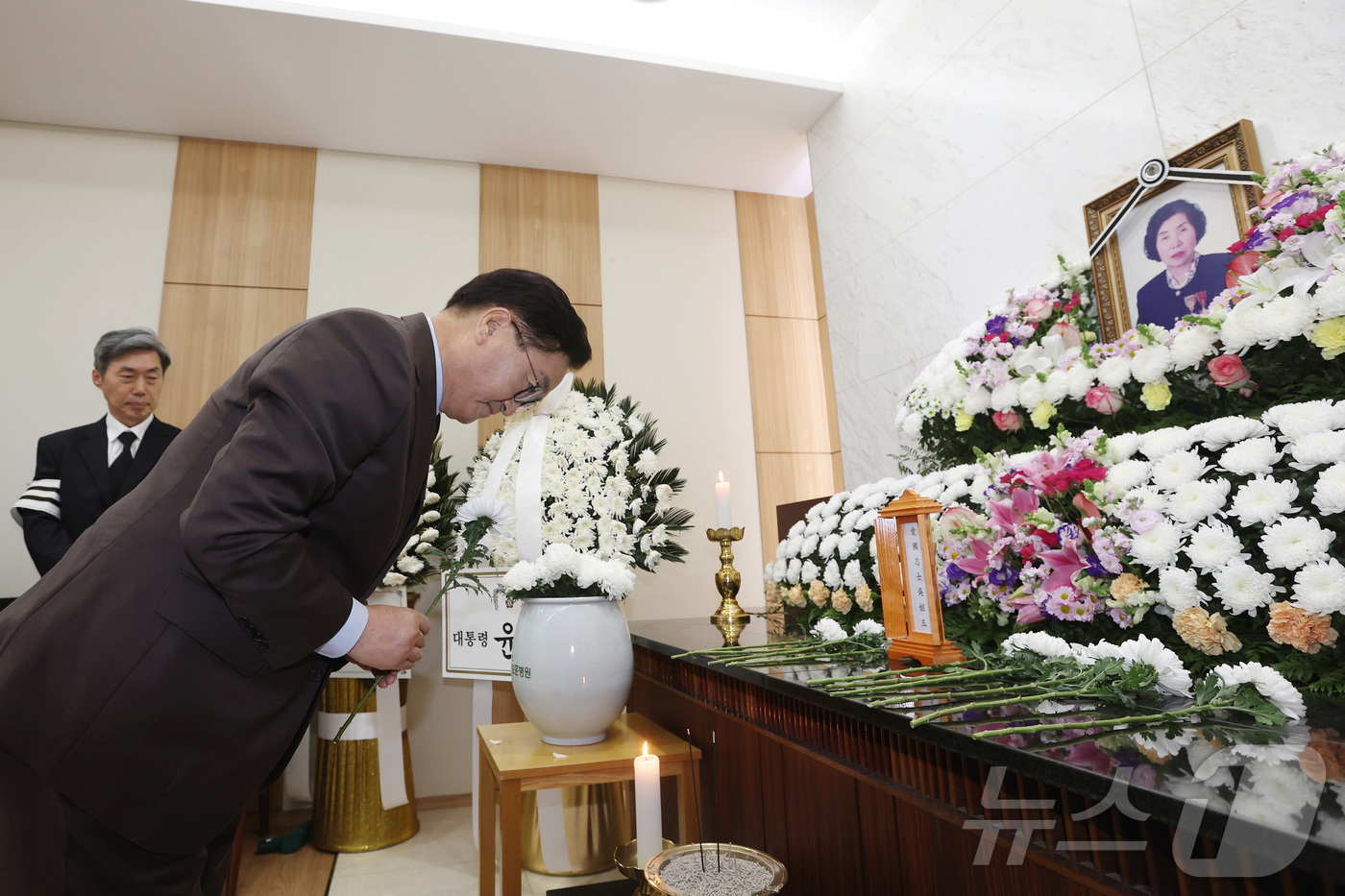 (서울=뉴스1) = 우원식 국회의장이 19일 오후 서울 강동구 서울중앙보훈병원 장례식장에 마련된 오희옥 애국지사 빈소를 찾아 조문하고 있다. (국회의장실 제공) 2024.11.19 …