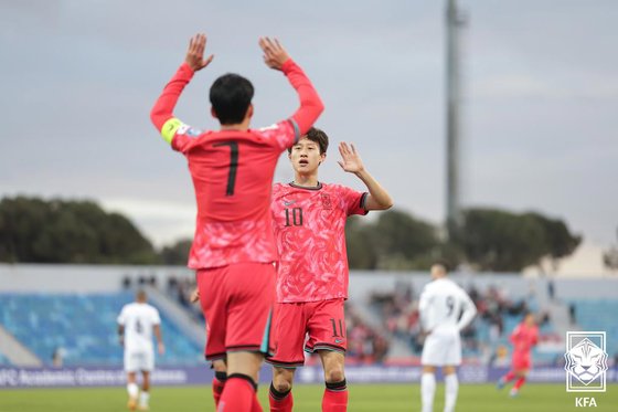 19일 오후&#40;한국시간&#41; 요르단 암만 국제경기장에서 열린 2026 북중미 월드컵 아시아지역 3차 예선 B조 6차전 팔레스타인과 대한민국의 경기에서 손흥민이 동점골을 성공시킨 뒤 이재성과 기쁨을 나누고 있다.&#40;대한축구협회 제공&#41; 2024.11.19/뉴스1