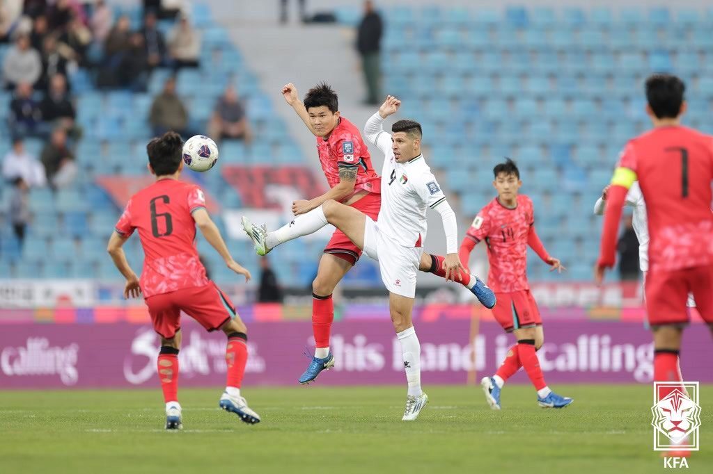 본문 이미지 - 19일 오후&#40;한국시간&#41; 요르단 암만 국제경기장에서 열린 2026 북중미 월드컵 아시아지역 3차 예선 B조 6차전 팔레스타인과 대한민국의 경기에서 김민재가 공중볼 경합을 펼치고 있다.&#40;대한축구협회 제공&#41; 2024.11.19/뉴스1