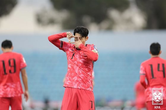 본문 이미지 - 19일 오후&#40;한국시간&#41; 요르단 암만 국제경기장에서 열린 2026 북중미 월드컵 아시아지역 3차 예선 B조 6차전 팔레스타인과 대한민국의 경기에서 손흥민이 동점골을 터뜨린 뒤 세리머니를 하고 있다.&#40;대한축구협회 제공&#41; 2024.11.19/뉴스1