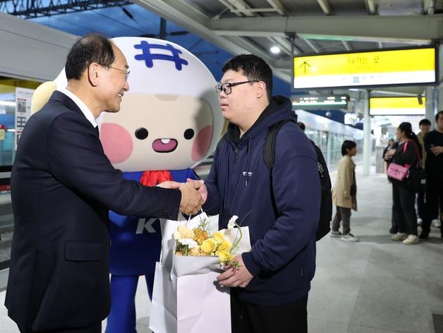 서해선·장항선·평택선 동시 개통…철도공단, 첫 탑승객 '환영'