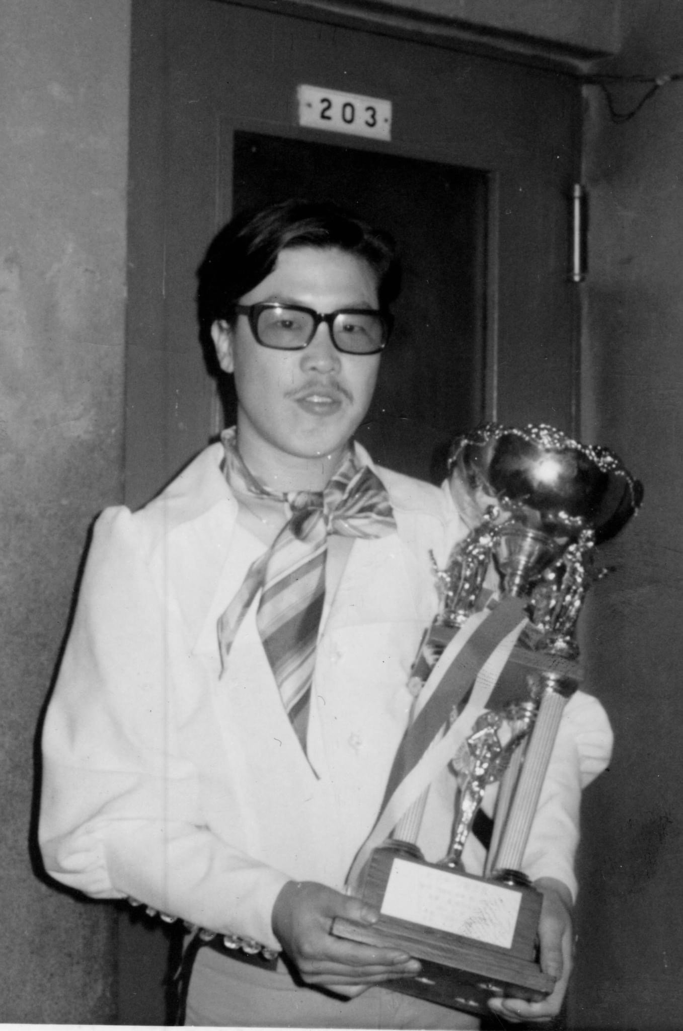 본문 이미지 - '제3회 플레이보이컵 쟁탈 그룹사운드 경연대회' 최우수상 수상 기념사진 속 조용남/박성서 평론가 제공