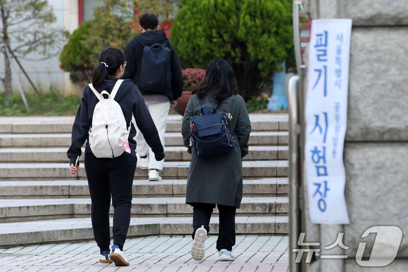 (서울=뉴스1) 이승배 기자 = 2일 오전 서울 강서구 경복비즈니스고등학교에 마련된 공무원 지방직 7급 및 연구·지도직 필기시험장으로 응시생들이 들어가고 있다.이번 필기시험은 17 …