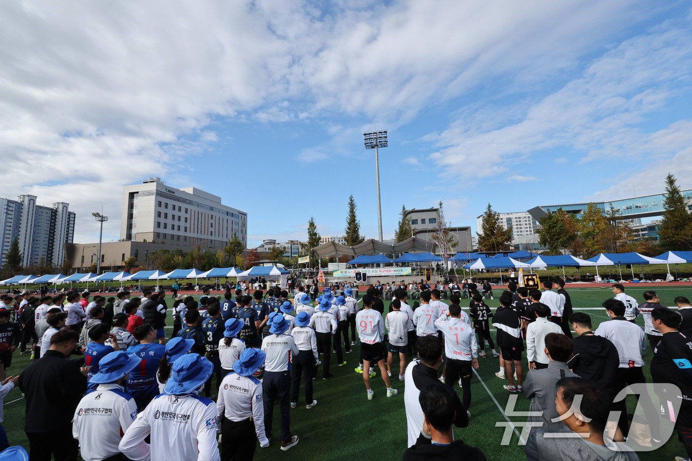 (광주=뉴스1) 김태성 기자 = 2일 오전 전남 나주시 혁신축구장에서 가 주최한 제3회 뉴스1배 초청 족구대회가 개막식에서 축포가 터지고 있다. 이번 대회에는 전국에서 121개팀이 …