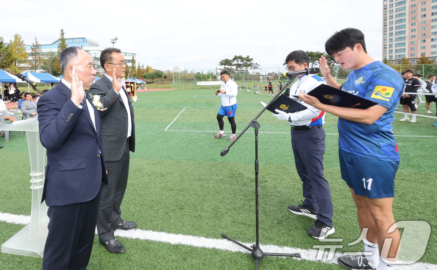 2일 오전 전남 나주시 혁신축구장에서 가 주최한 제3회 뉴스1배 초청 족구대회 개막식에서 선서하고 있다. 이번 대회에는 전국에서 121개팀이 출전해 1200여 명의 선수가 참여했다. 2024.11.2/뉴스1 ⓒ News1 김태성 기자