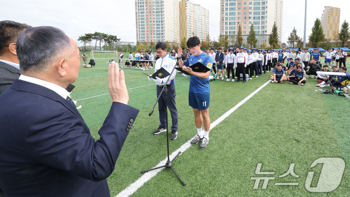 (광주=뉴스1) 김태성 기자 = 2일 오전 전남 나주시 혁신축구장에서 열린 제3회 뉴스1배 초청 족구대회 개막식에서 선서하고 있다. 이번 대회에는 전국에서 121개팀이 출전해 12 …