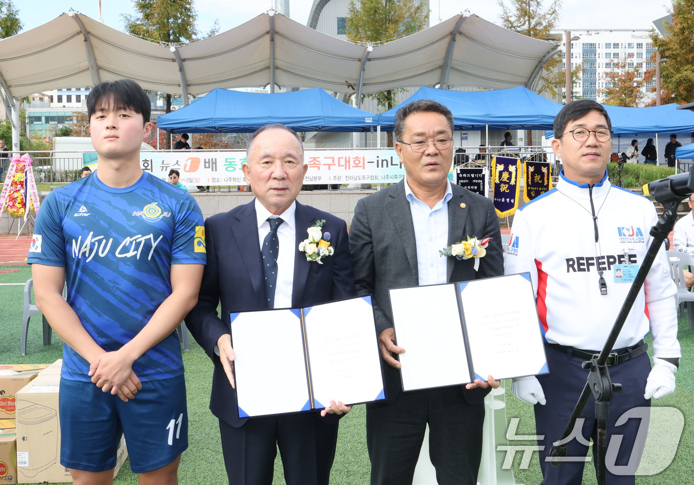 (광주=뉴스1) 김태성 기자 = 2일 오전 전남 나주시 혁신축구장에서 열린 제3회 뉴스1배 초청 족구대회 개막식에서 기념사진을 찍고 있다. 이번 대회에는 전국에서 121개팀이 출전 …