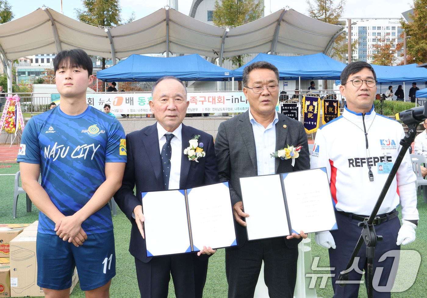 2일 오전 전남 나주시 혁신축구장에서 열린 제3회 뉴스1배 초청 족구대회 개막식에서 김상풍 뉴스1 광주전남취재본부 대표가 선수, 심판대표가 기념사진을 찍고 있다.  2024.11.2/뉴스1 ⓒ News1 김태성 기자