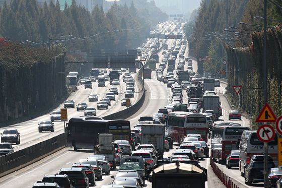 자동차보험 손해율 82% '적자 확대'…가을철 행락객 증가로 사고 늘어