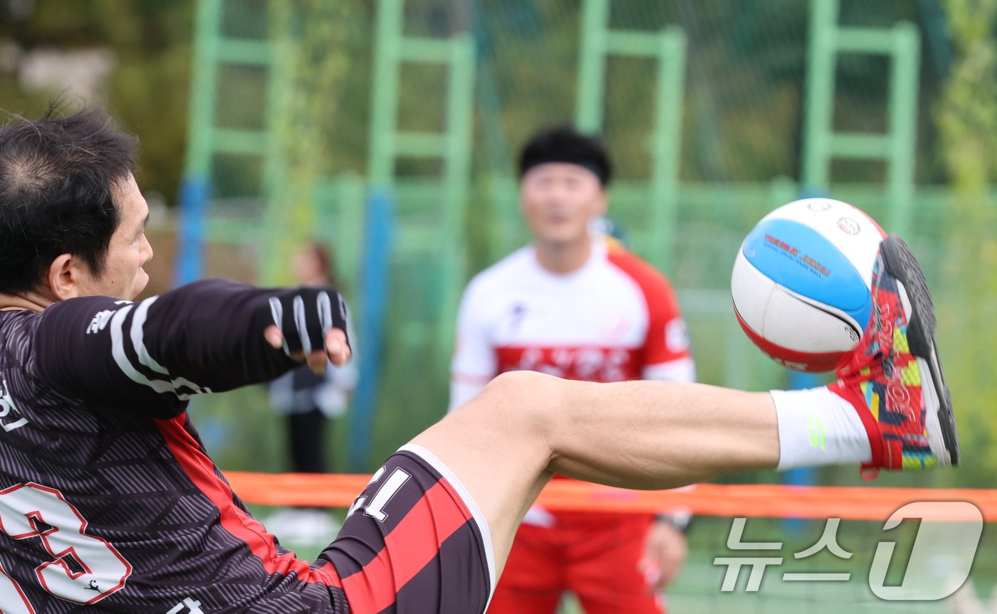 2일 전남 나주시 혁신축구장에서 열린 제3회 뉴스1배 초청 족구대회에서 선수들이 힘차게 공을 차고 있다. 2024.11.2./뉴스1 ⓒ News1 김태성 기자