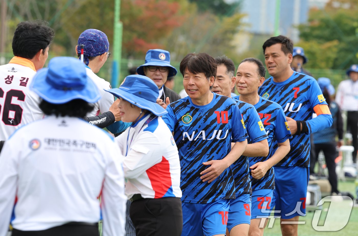 2일 전남 나주시 혁신축구장에서 열린 제3회 뉴스1배 초청 족구대회에서 선수들이 게임을 마치고 격려의 악수를 하고있다. 2024.11.2./뉴스1 ⓒ News1 김태성 기자