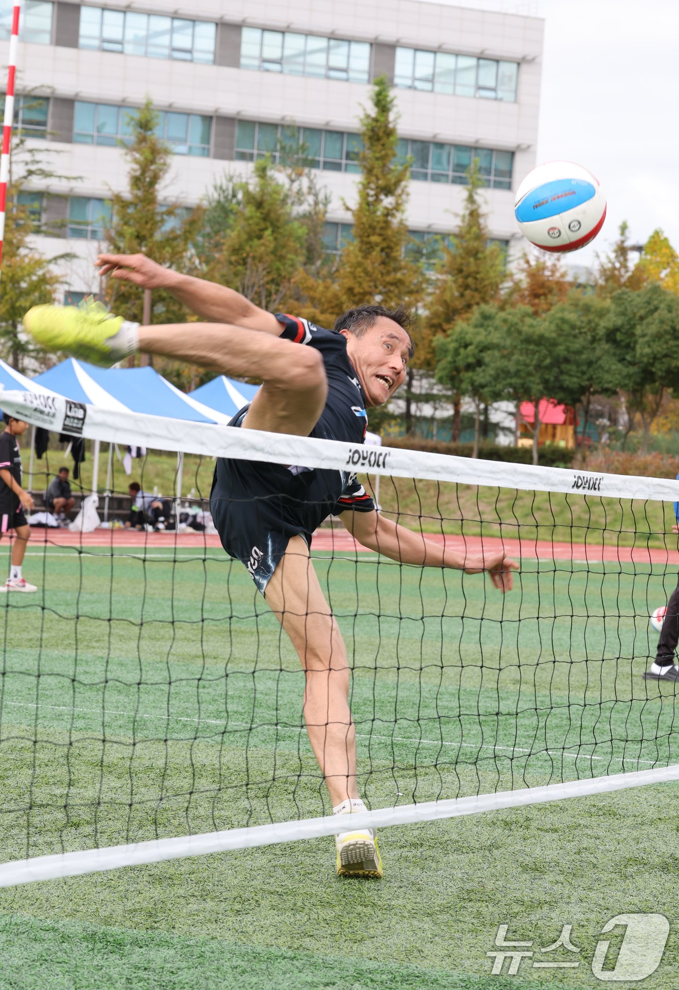 2일 전남 나주시 혁신축구장에서 열린 제3회 뉴스1배 초청 족구대회에서 한 선수가 긴다리를 이용해 힘차게 공을 넘기고 있다. 2024.11.2./뉴스1 ⓒ News1 김태성 기자