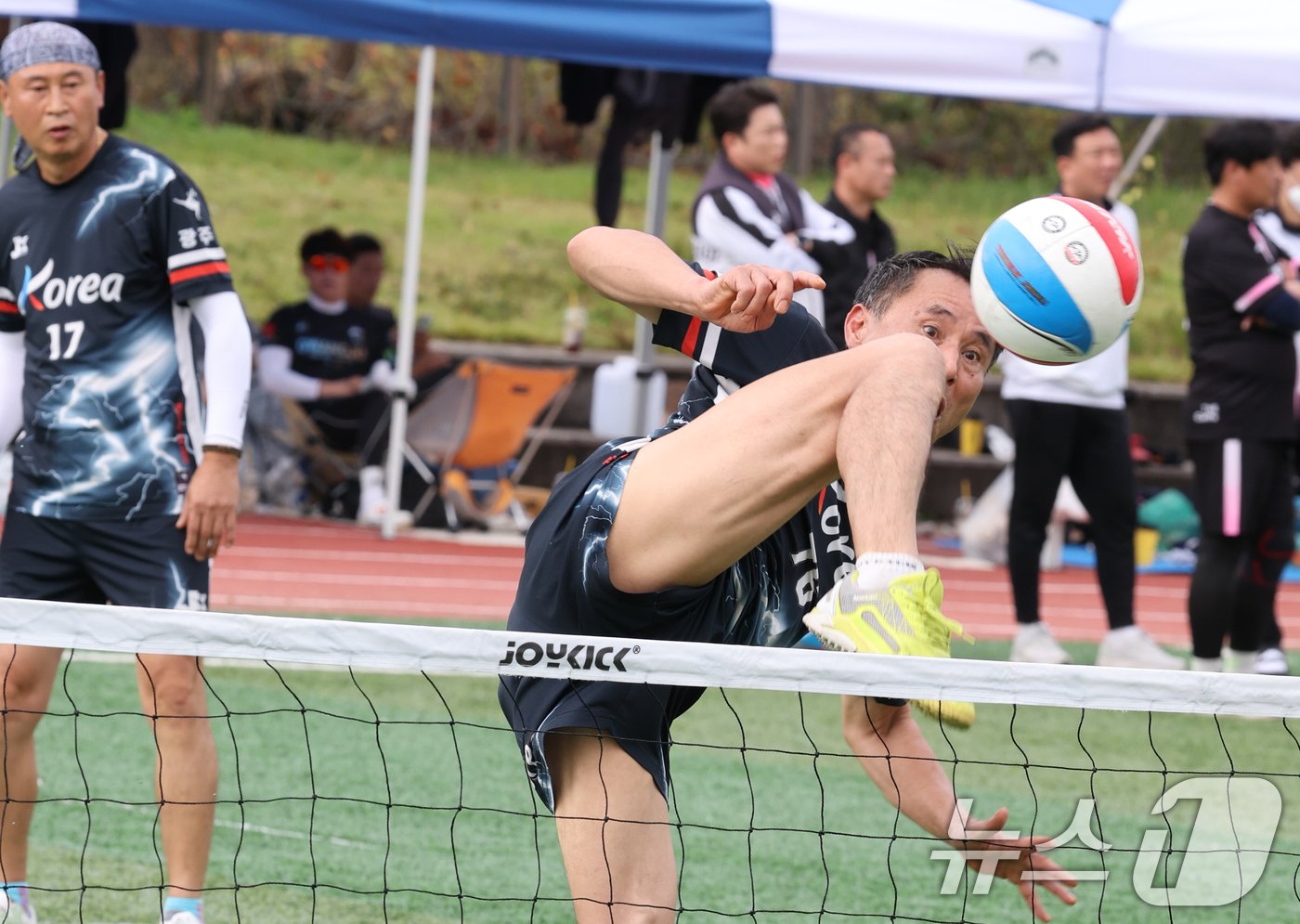 2일 전남 나주시 혁신축구장에서 열린 제3회 뉴스1배 초청 족구대회에서 한 선수가 무픞을 이용해 공을 넘기고 있다. 2024.11.2./뉴스1 ⓒ News1 김태성 기자