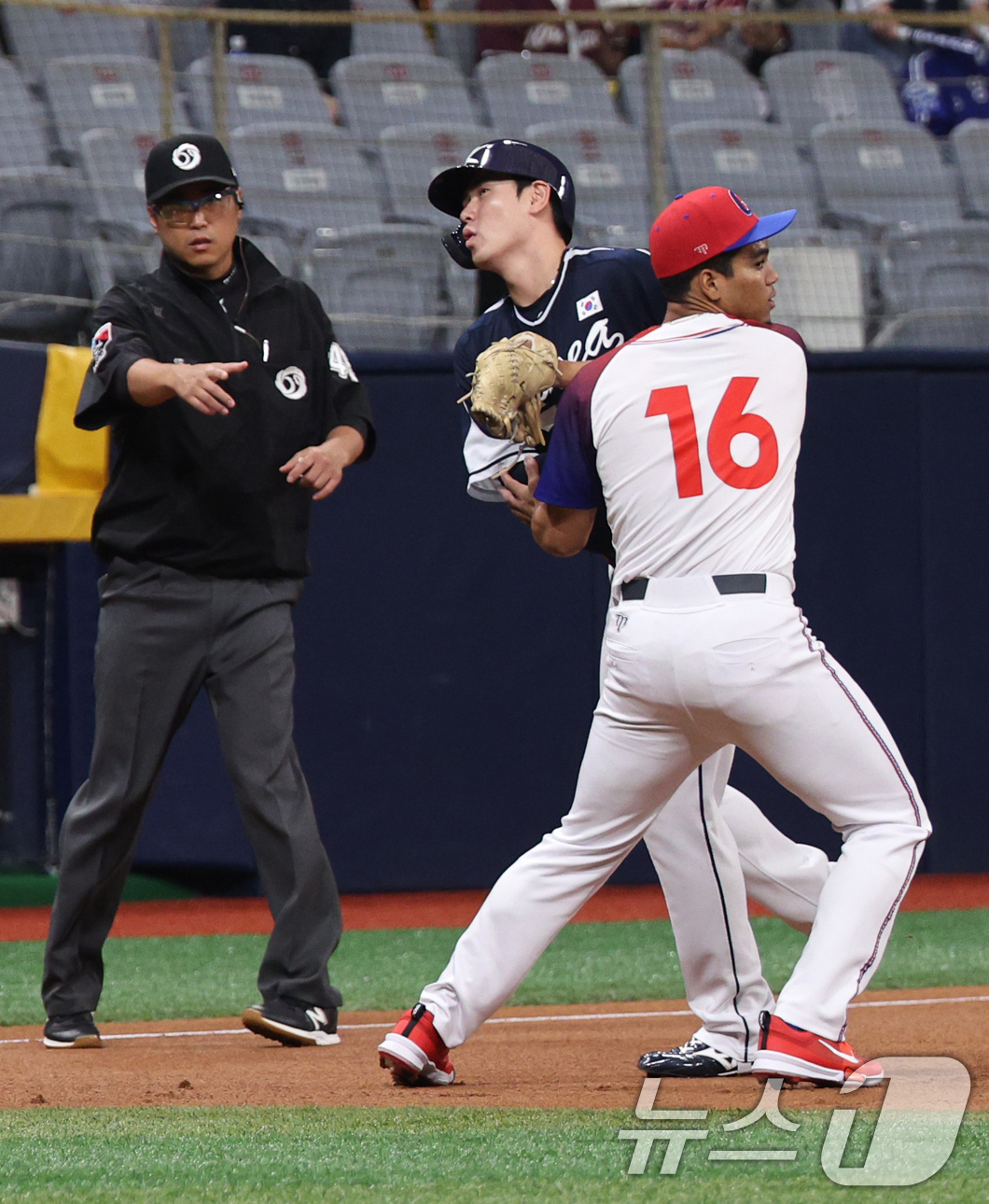 (서울=뉴스1) 장수영 기자 = 2일 오후 서울 구로구 고척스카이돔에서 열린 '2024 K-BASEBALL SERIES' 대한민국 야구 대표팀과 쿠바 대표팀의 평가전 2차전, 1회 …