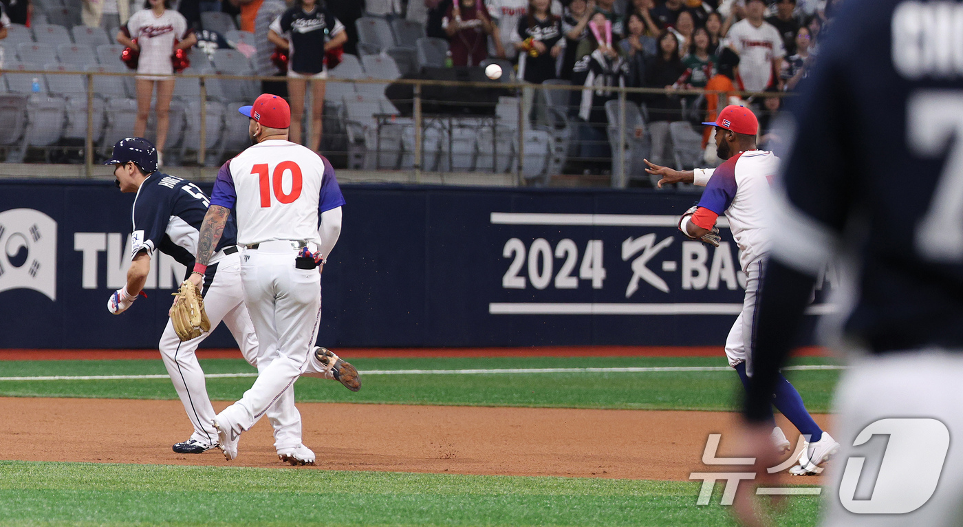 (서울=뉴스1) 장수영 기자 = 2일 오후 서울 구로구 고척스카이돔에서 열린 '2024 K-BASEBALL SERIES' 대한민국 야구 대표팀과 쿠바 대표팀의 평가전 2차전, 1회 …