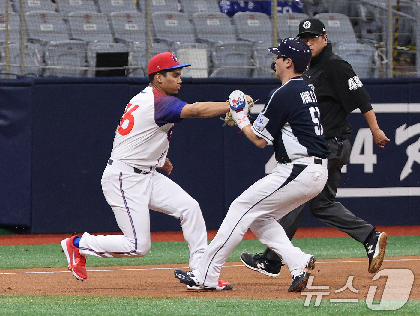 (서울=뉴스1) 장수영 기자 = 2일 오후 서울 구로구 고척스카이돔에서 열린 '2024 K-BASEBALL SERIES' 대한민국 야구 대표팀과 쿠바 대표팀의 평가전 2차전, 1회 …