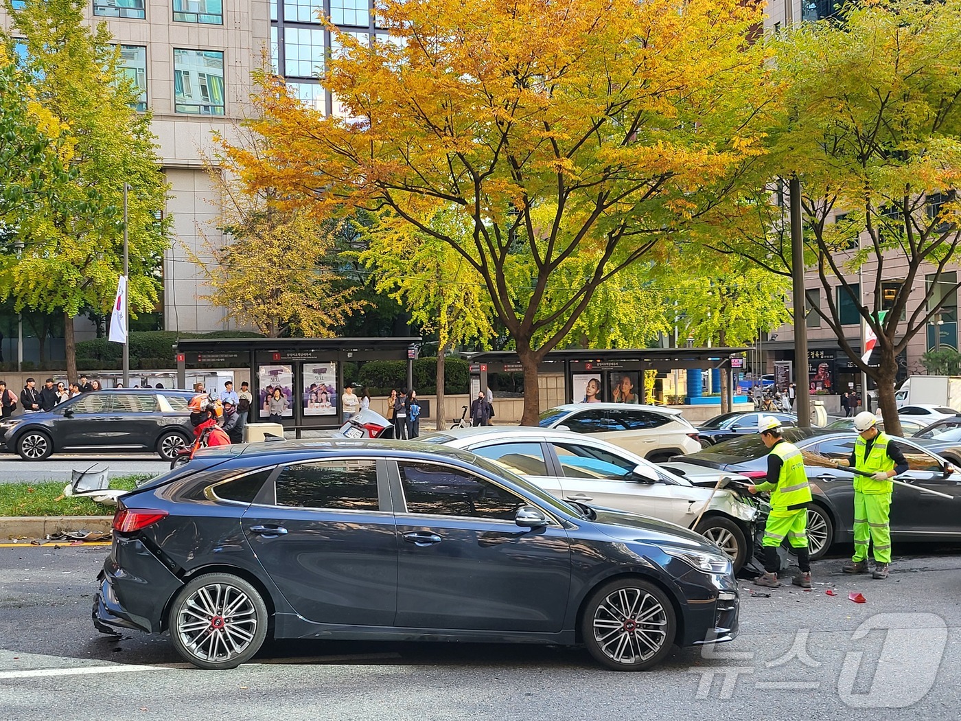 (서울=뉴스1) = 2일 오후 서울 강남구 테헤란로 국기원입구에서 강남역 방향 1~3차로에서 무면허 운전자의 역주행으로 인한 8중 추돌 사고가 발생했다. 강남경찰서는 도로교통법 위 …